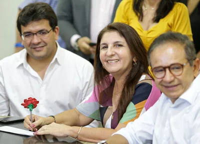 Maninha Fontenele assina ficha de filiação ao MDB