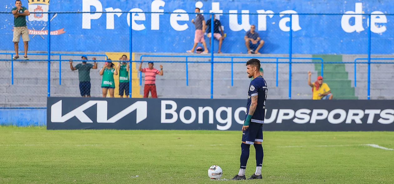 Manoel se preparado para a cobrança de pênalti