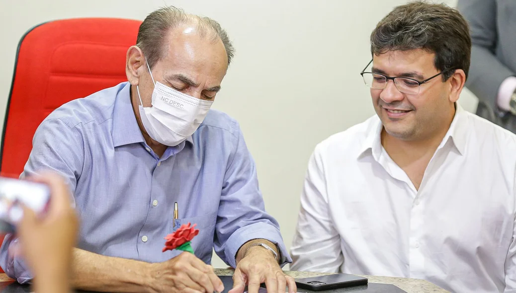 Marcelo Castro abonando a ficha de Maninha Fontenele
