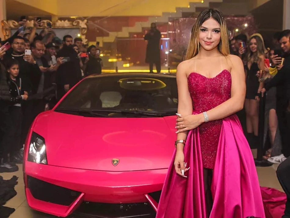 MC Melody e seu carro Lamborghini