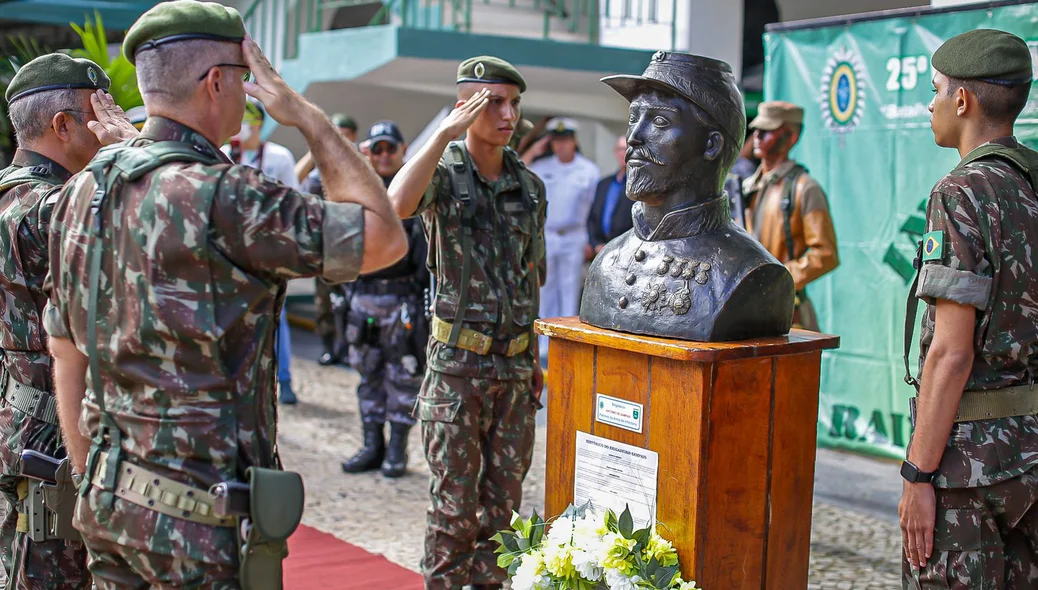 Militares batendo continência