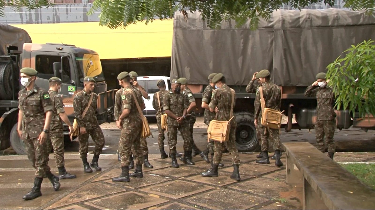 Militares em ação contra dengue