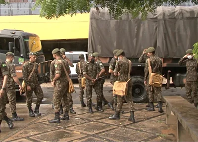 Militares em ação contra dengue