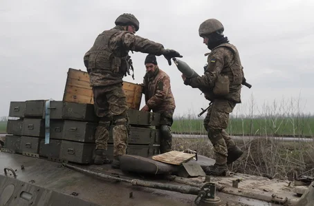 Militares ucranianos tomam posição em uma zona entre as áreas de Luhansk e Donetsk, na Ucrânia; país recebeu armamento do Ocidente para se defender das tropas russas
