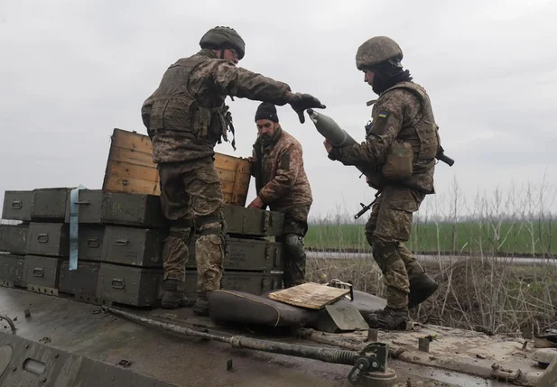 Militares ucranianos tomam posição em uma zona entre as áreas de Luhansk e Donetsk, na Ucrânia; país recebeu armamento do Ocidente para se defender das tropas russas
