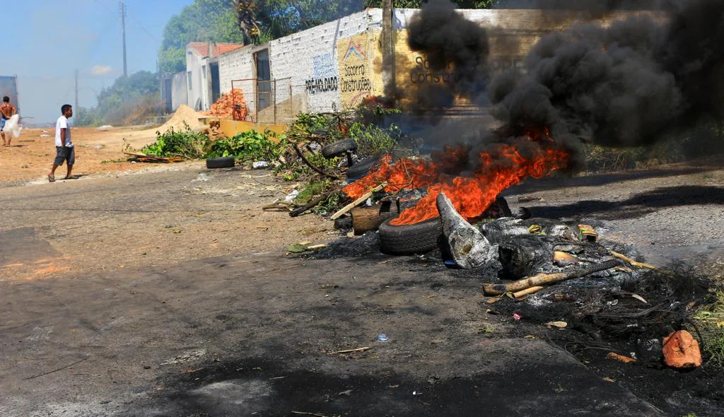 Moradores ateiam fogo em forma de protesto