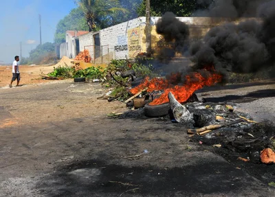 Moradores ateiam fogo em forma de protesto