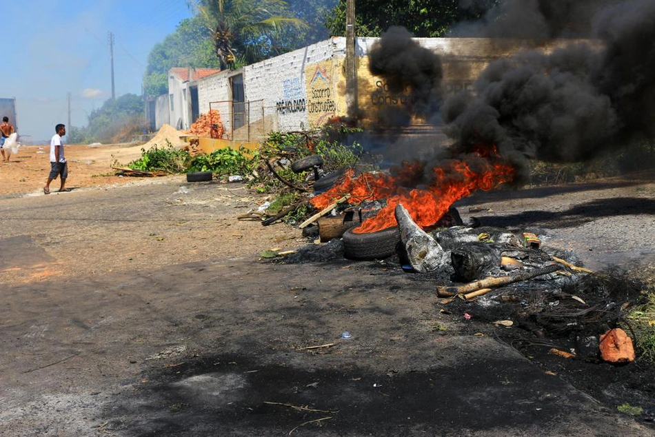 Moradores ateiam fogo em forma de protesto