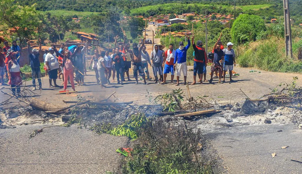 Moradores da ocupação interditaram a rua