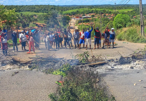 Moradores da ocupação interditaram a rua