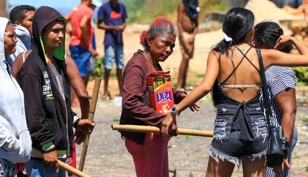 Moradores durante o protesto e interdição da via
