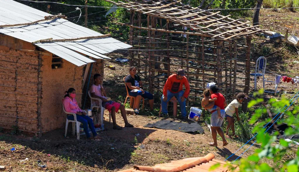 Moradores em frente suas casas