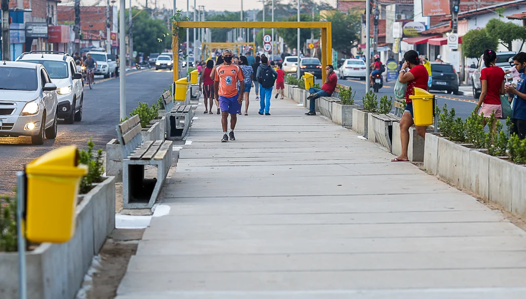 Moradores fazendo caminhada
