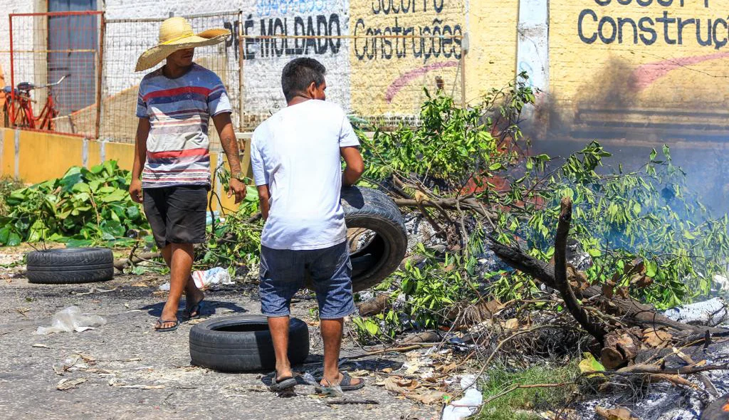 Moradores queimam pneus durante reintegração de posse em Teresina