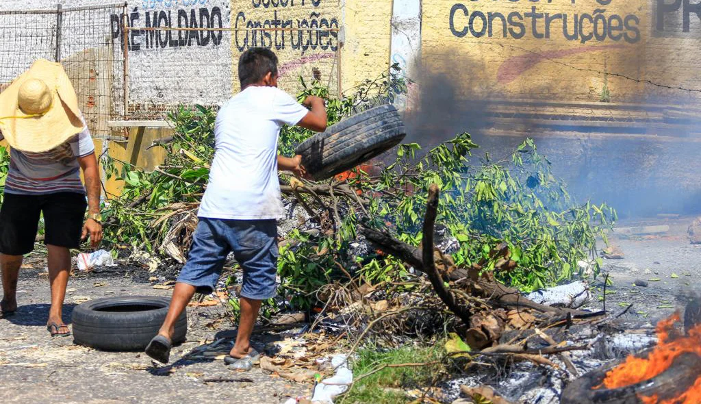 Moradores queimando pneus para interditar a via
