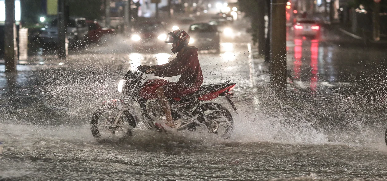 Motociclista enfrentado a água