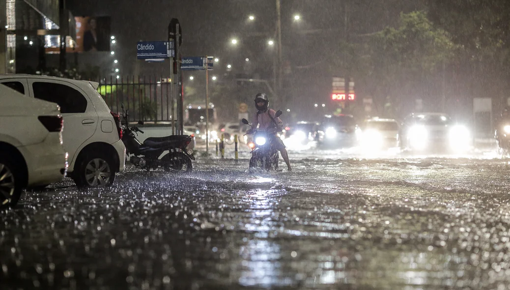 Motociclista fica ilhado durante chuva
