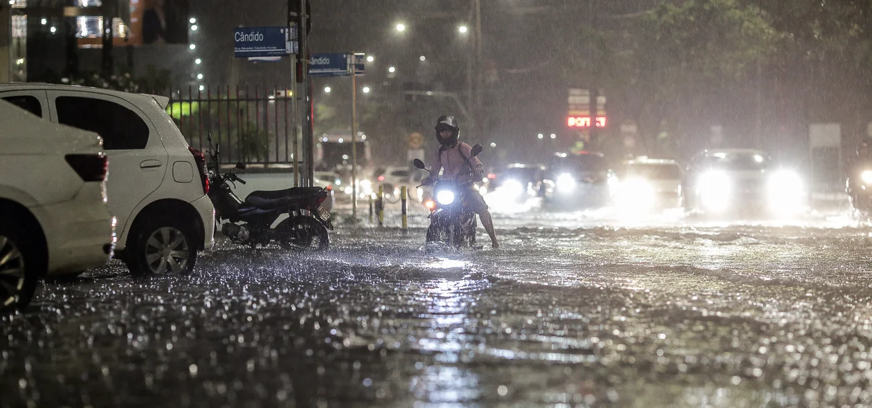 Motociclista fica ilhado durante chuva