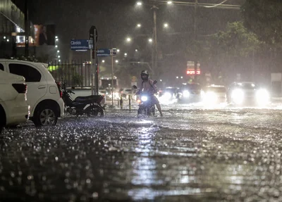 Motociclista fica ilhado durante chuva