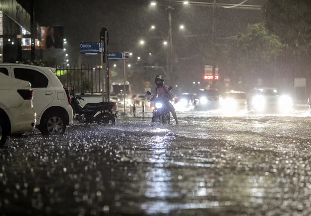 Motociclista fica ilhado durante chuva
