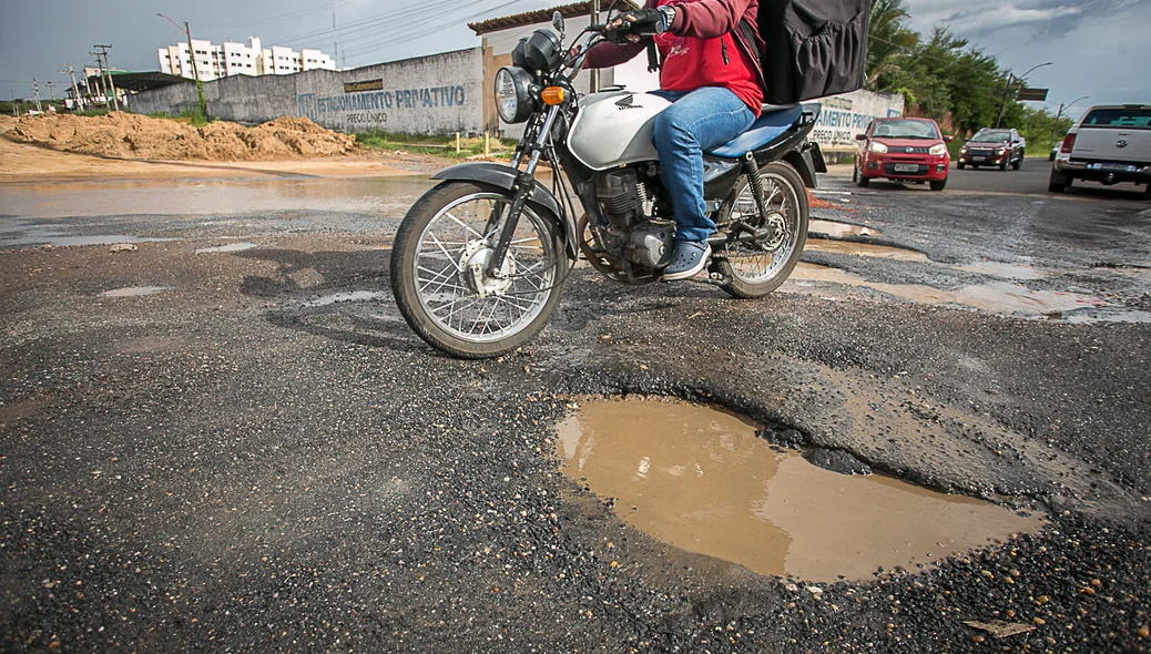 Motociclista passa com dificuldade no local