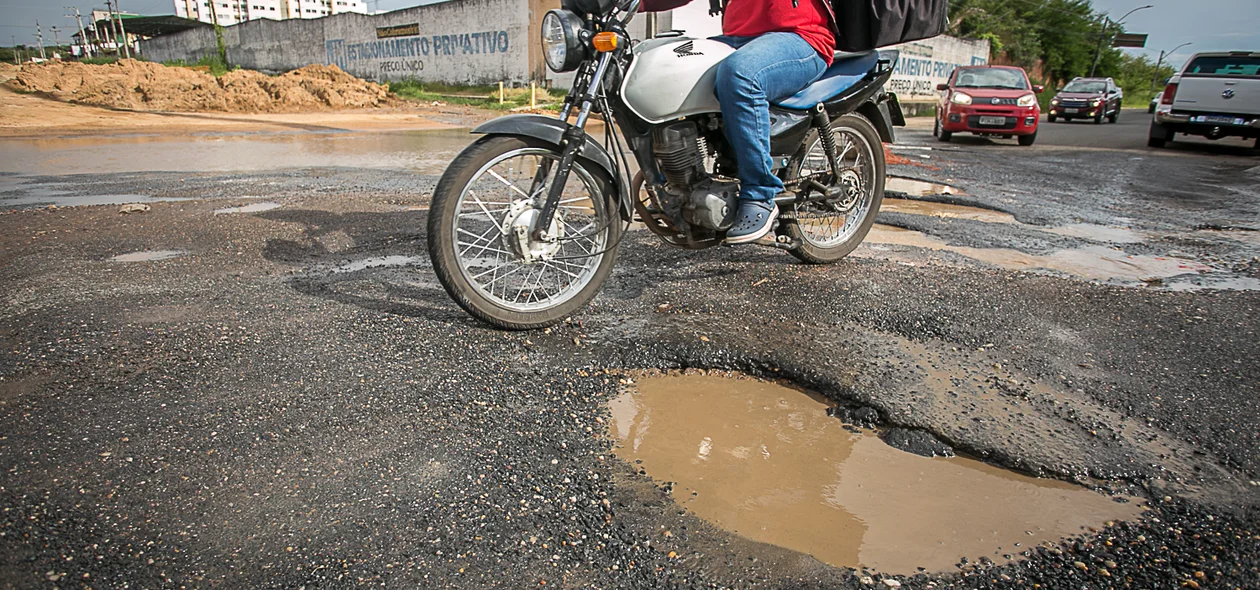Motociclista passa com dificuldade no local