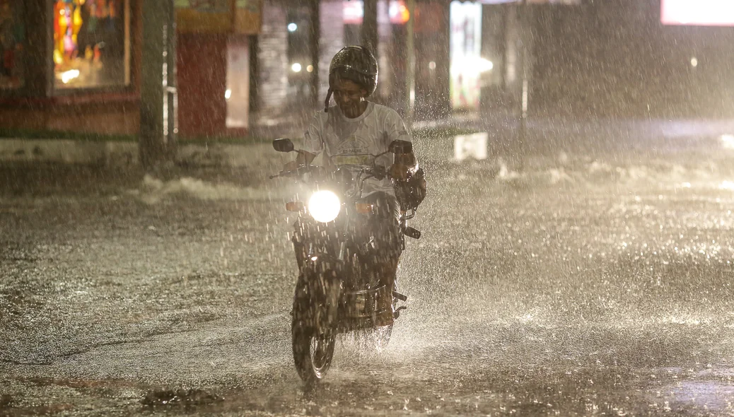 Motociclista se arriscando na chuva