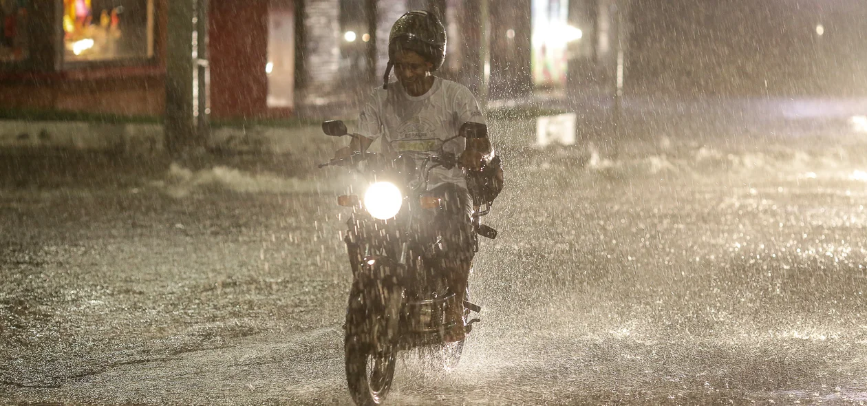 Motociclista se arriscando na chuva