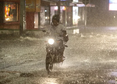 Motociclista se arriscando na chuva
