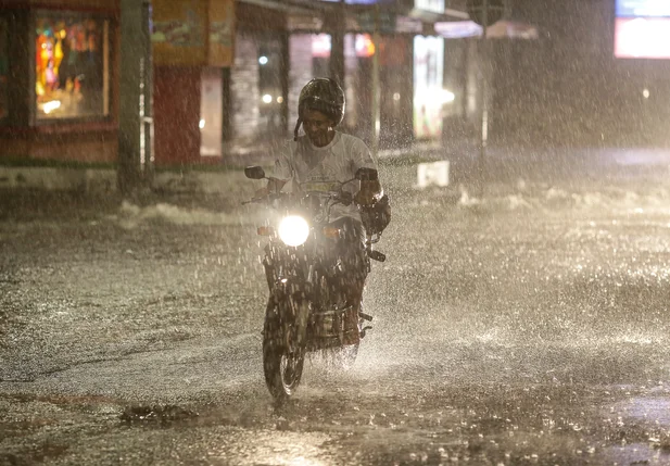 Motociclista se arriscando na chuva