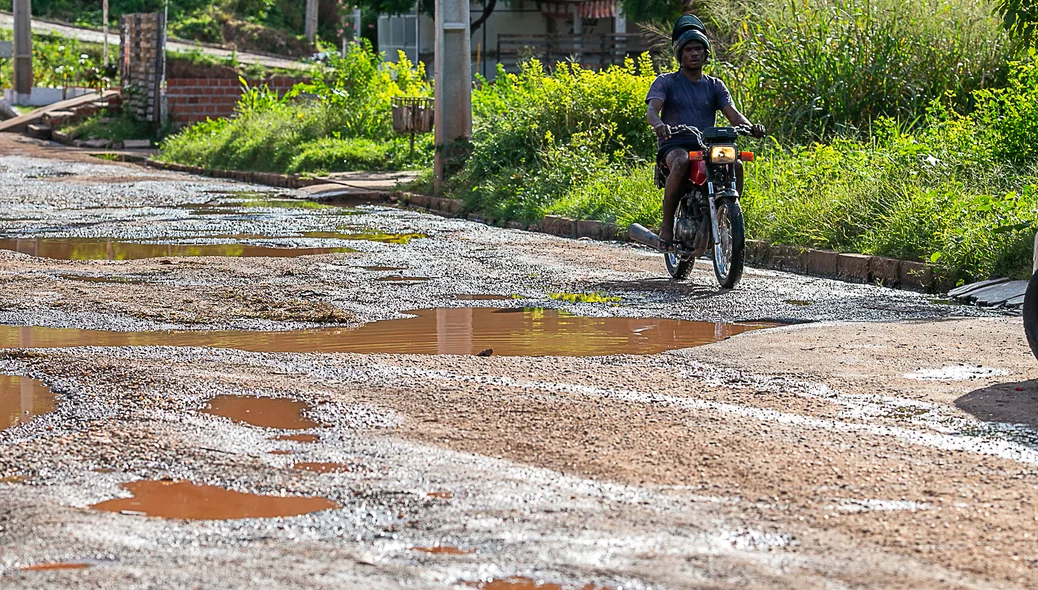 Motociclistas passam com dificuldades