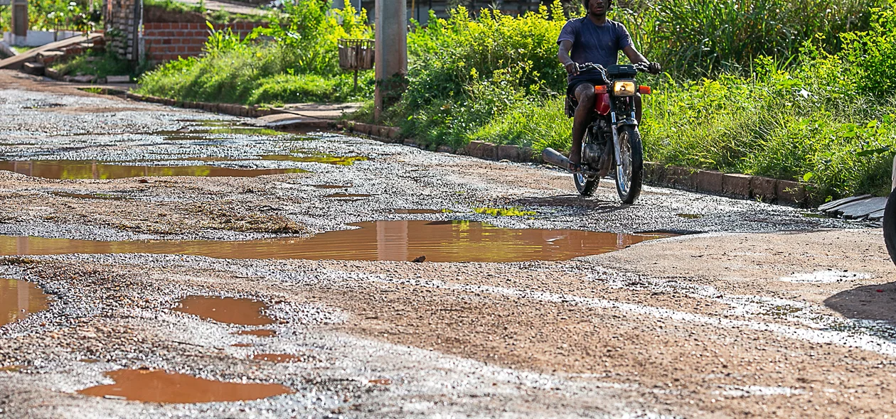 Motociclistas passam com dificuldades
