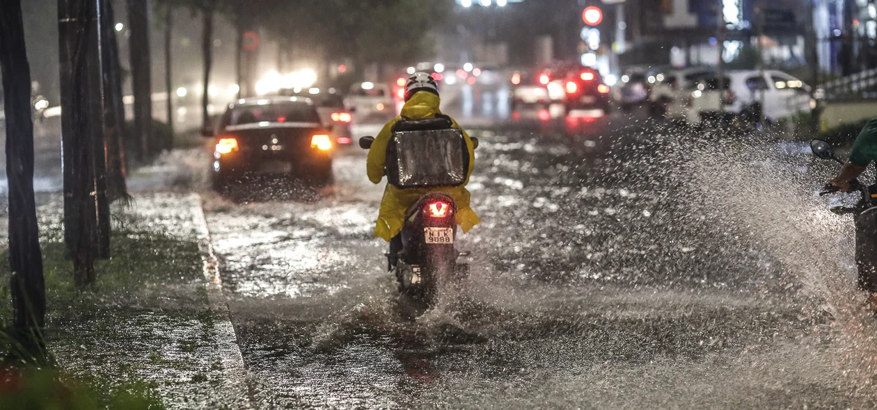 Motoqueiro na avenida Raul Lopes