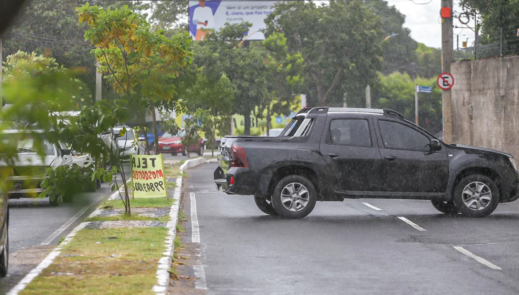 Motoristas passam por cima do meio fio para evitar o congestionamento