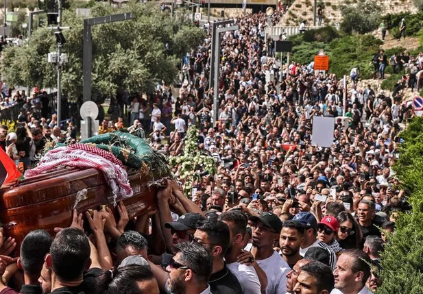 Multidão acompanhando o funeral da jornalista Shireen Abu Akle