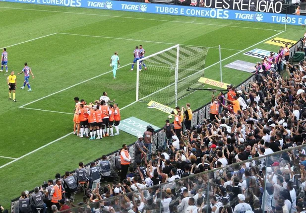 O Corinthians assumiu a liderança do Brasileirão após vencer o Fortaleza