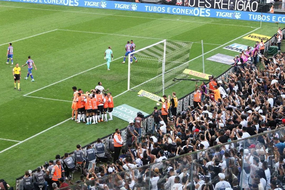 O Corinthians assumiu a liderança do Brasileirão após vencer o Fortaleza