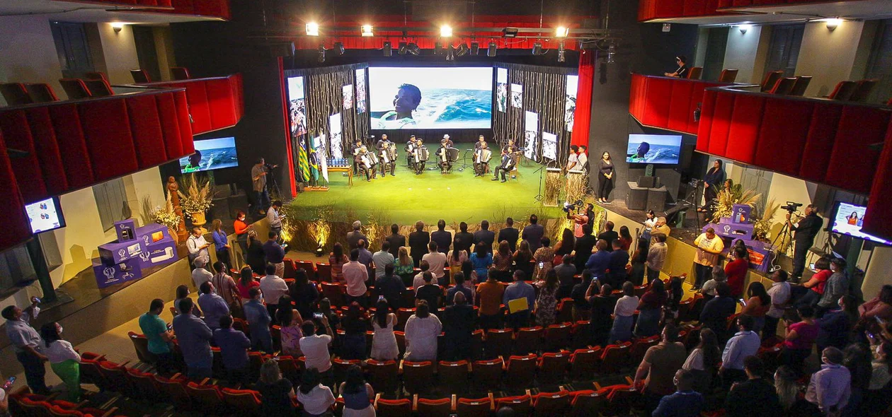 O evento aconteceu no Teatro 4 de setembro