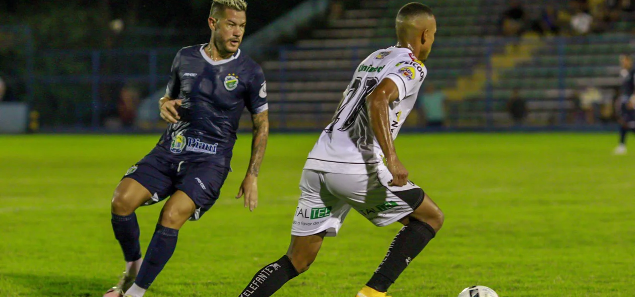 O jogo iniciou às 19h