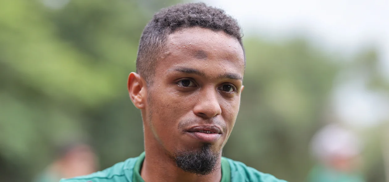 O lateral-direito Polegar, de 27 anos