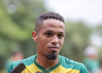 O lateral-direito Polegar, de 27 anos