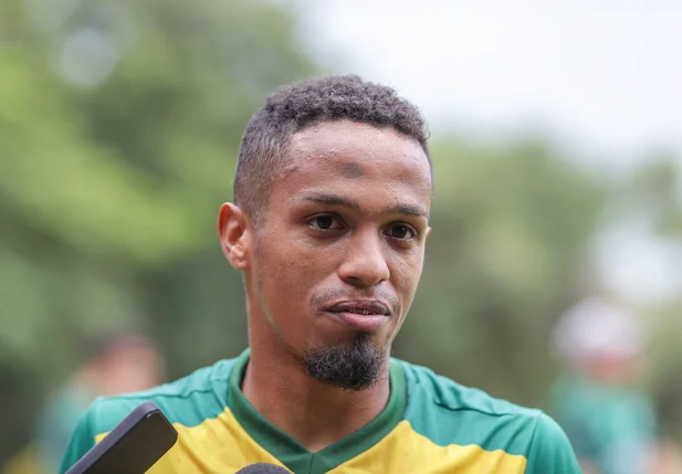 O lateral-direito Polegar, de 27 anos