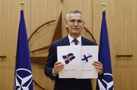 O secretário-geral da OTAN, Jens Stoltenberg, participa de uma cerimônia para marcar o pedido de adesão da Suécia e da Finlândia em Bruxelas