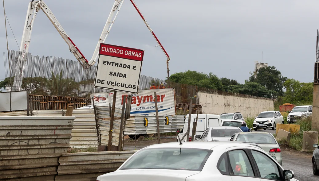 Homens trabalhando na obra do viaduto