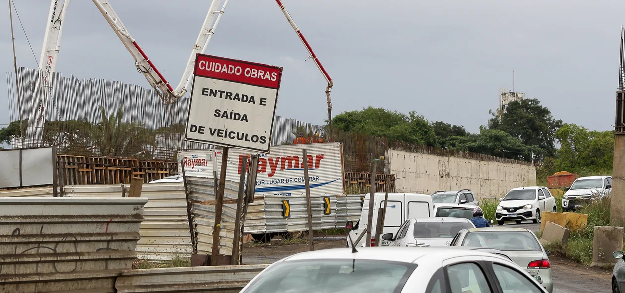 Homens trabalhando na obra do viaduto