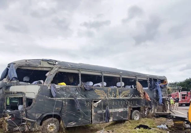 Ônibus da dupla sertaneja Conrado e Aleksandro tomba na Régis Bittencourt e seis pessoas morrem no local