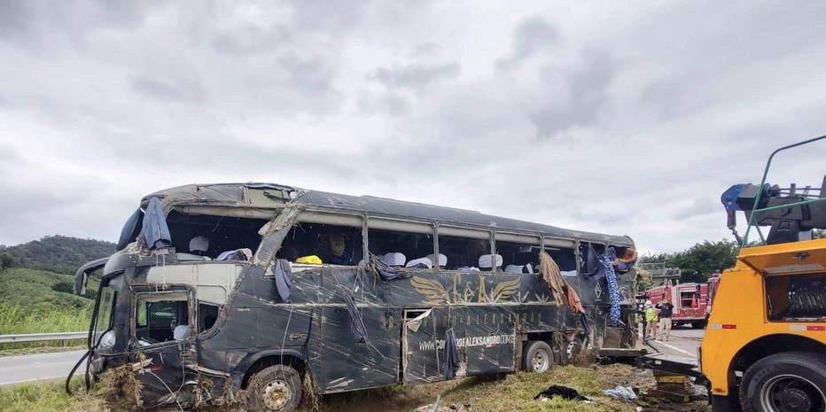 Ônibus da dupla sertaneja Conrado e Aleksandro capotou na Régis Bittencourt e seis pessoas morreram no local