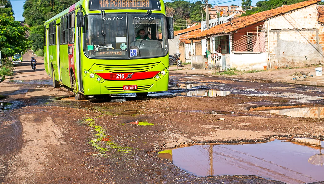 Ônibus passa com dificuldades na Avenida