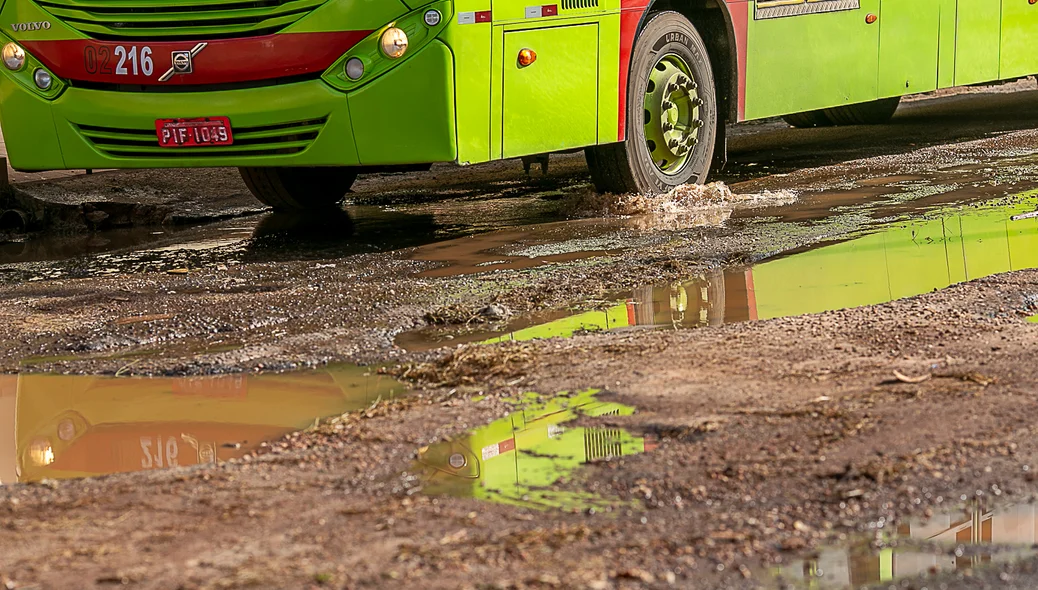 Ônibus tem dificuldade de passar no local