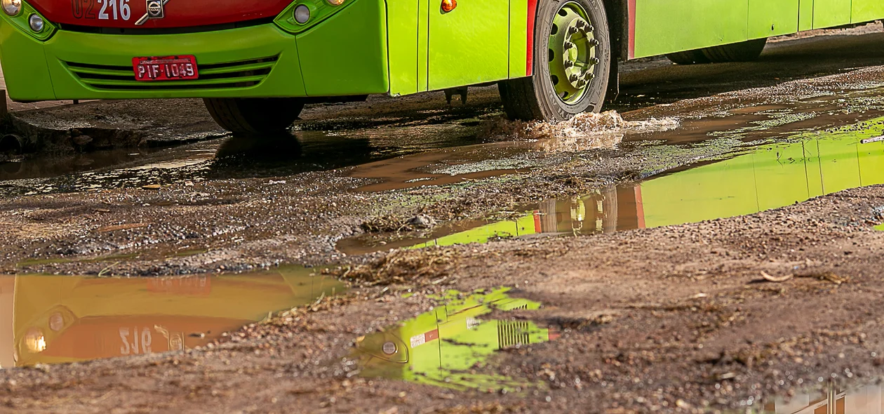 Ônibus tem dificuldade de passar no local